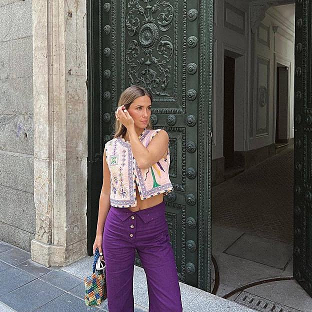 Esta influencer ha encontrado los pantalones más favorecedores para combinar con el chaleco de Zara