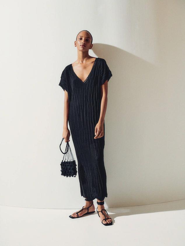 Vestido túnica midi con tejido plisado, escote de pico en la parte frontal y posterior, manga corta amplia y silueta recta, en azul marino, de Massimo Dutti. Su precio es de 69,95 euros.