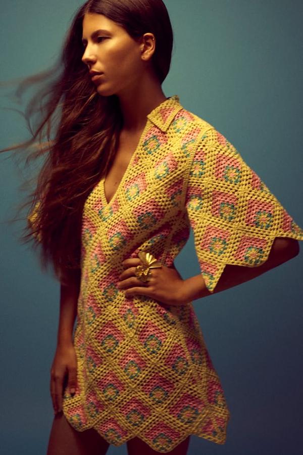 Este vestido de crochet nos transporta irremediablemente a los 60 gracias a sus motivos geométricos de diferentes colores. Corte mini, cuello solapa con escote pico y manga corta. Precio: 59,95 euros.
