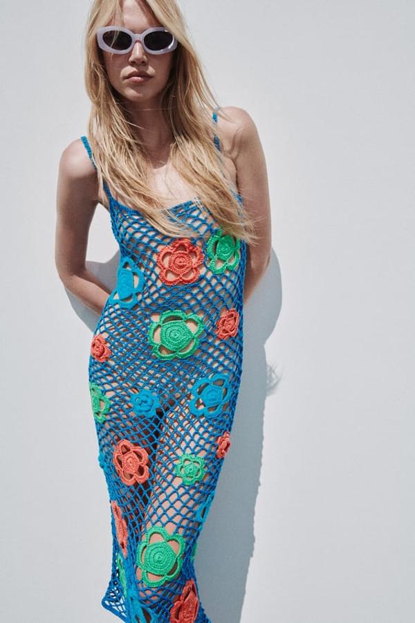 Vestido de punto calado con escote redondo y tirantes finos. No cuenta con forro, por lo que el calado hace que se transparente. Precio: 59,95 euros.