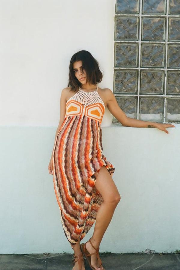 Vestido largo de cuello halter con tirantes finos y cruzados en la espalda. Precio: 29,95 euros.