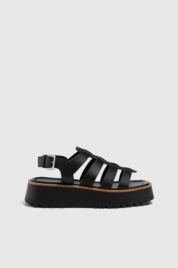 Sandalia estilo cangrejera con tiras efecto piel y suela de plataforma, color negro, de Pull&Bear. Está disponible por 35,99 euros.
