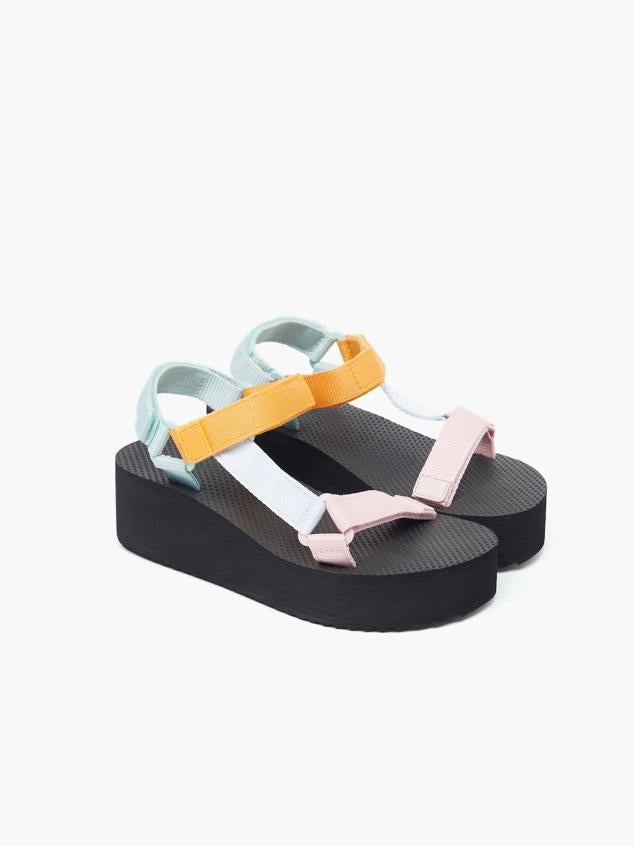 Sandalia deportiva con tiras de tejido con cierre de velcro multicolor y plataforma engomada en negro, de Lefties. Su coste es de 17,99 euros.
