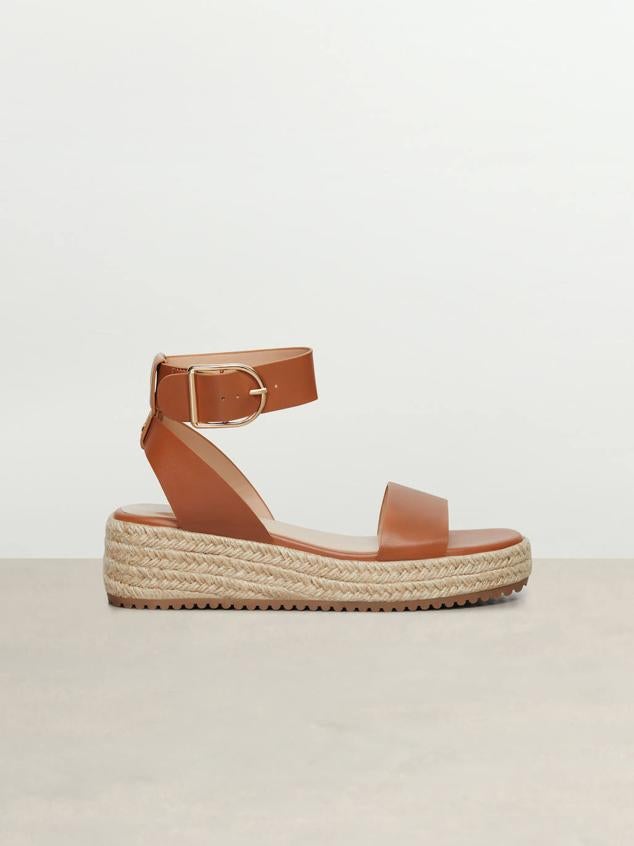 Sandalia con tiras efecto piel, pulsera con hebilla en el tobillo y suela de plataforma de esparto, tono marrón cuero, de Lefties. También está disponible en negro y crudo, a 19,99 euros.