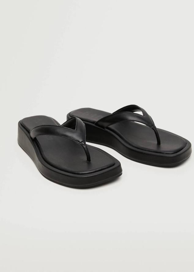 Sandalia destalonada con tiras efecto piel y plataforma, en negro, de Mango. La encontrarás a 29,99 euros.