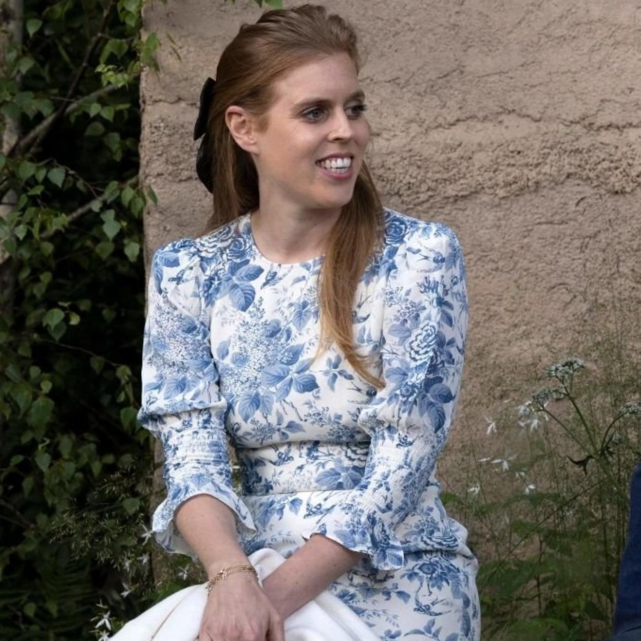 La princesa Beatrice de York con un precioso vestido de invitada floral, junto a su marido Edoardo Mapelli Mozzi.