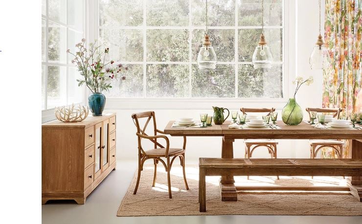 La decoración provenzal encuentra el equilibrio perfecto entre la robustez típica del estilo rústico y la elegante ligereza del chic frances. La madera, por supuesto, es la protagonista, y los acabados en roble envejecido, en fresno o pino se combinan con piezas de mimbre o yute, en un balance perfecto. Los acabados naturales y envejecidos y los detalles en hierro antiguo forjado pondrán la guinda perfecta. En este caso, nos quedamos con la increíble cómoda aparador (1.195 euros) y la elegante mesa de comedor (1.295 euros) de El Corte Inglés.