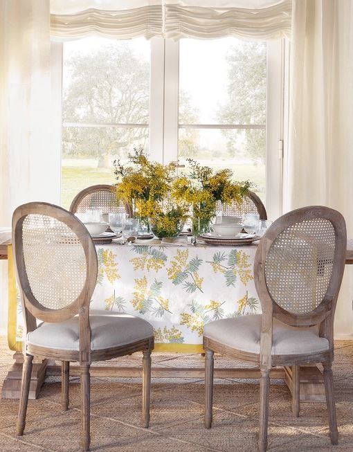 Si la madera es el material predominante y el blanco el color protagonista del estilo provenzal, no podemos pasar por alto los estampados silvestres, florales y vegetales que lo llenan todo y que nos hacen vivir en un verano al aire libre sin fin. Lilas y lavandas, mimosas, amapolas... En este caso, estamos completamente obsesionadas con estos manteles con detalles en amarillo que cuestan 39.99 euros en El Corte Inglés.