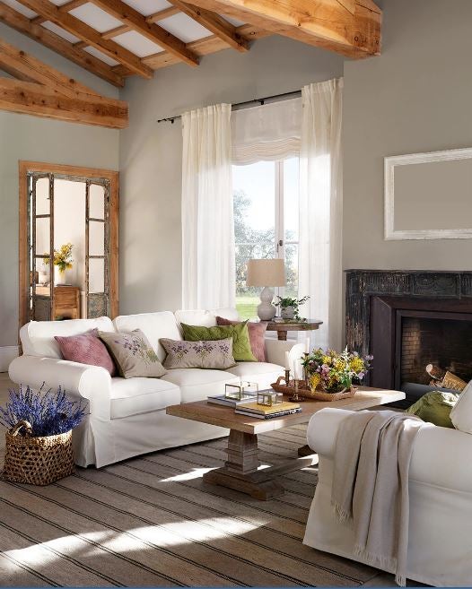 Pero si el blanco es el elemento conductor del estilo provenzal, no podemos olvidar que siempre se acompaña de tonos pastel y estampados florales y silvestres, de ahí la importancia de adornos y complementos como los textiles, perfectos para poner esa nota de calidez al ambiente. El sofá blanco de tres plazas cuesta 995 euros en El Corte Inglés y los cojines, están disponibles desde 22.95 euros.