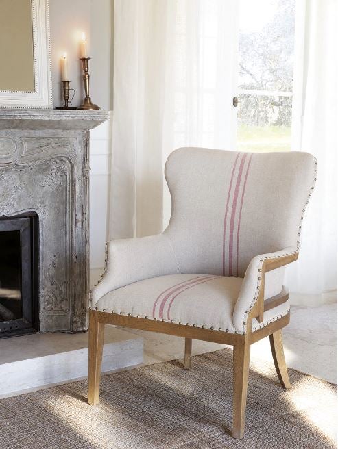 Los muebles de estilo rústico con un toque de clasicismo y mucha sofisticación francesa son las piezas clave de los espacios de estilo provenzal. Esta butaca de estilo retro en madera de caucho con tapicería de lino ecru cuesta 695 euros en El Corte Inglés.