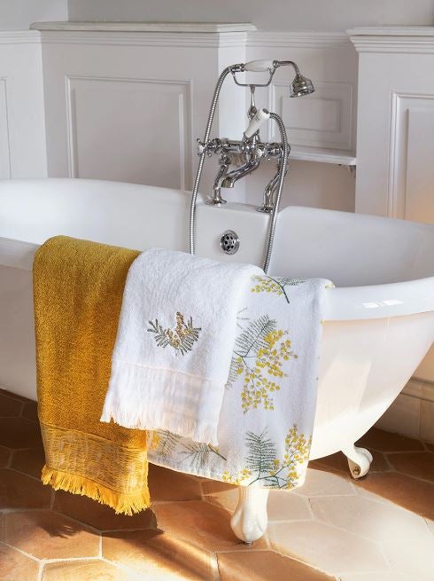 Los linos naturales, el blanco y las flores se alían en estos juegos de toallas de estilo provenzal que hemos encontrado en El Corte Inglés (desde 4.95 euros).