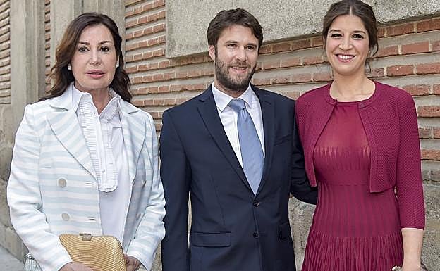 Cynthia Rossy con su marido Benjamin Rouget y con su madre Carmen Martínez-Bordiú.