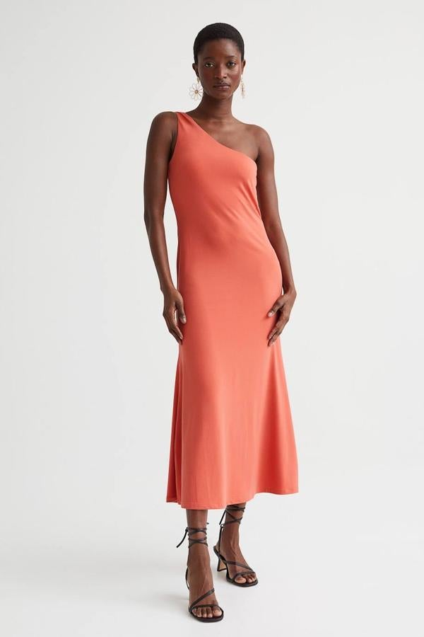 Vestido midi de punto fino con silueta acomodada a la figura, escote asimétrico con un tirante ancho, bajo acabado en evasé y cremallera oculta. Lo encontrarás en naranja, negro y morado, por 24,99 euros.