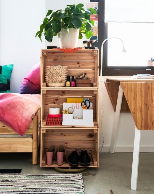 Si buscas una solución de almacenamiento práctica, estilosa, con gran capacidad y barata, fíjate en esta idea que nos dan desde IKEA para crear una estantería genial con cajas. Puedes reutilizar cualquiera que tengas en casa, pero si necesitas nuevas, las KNAGGLING del gigante sueco, en madera natural y estilo retro, solo cuestan 9 euros.