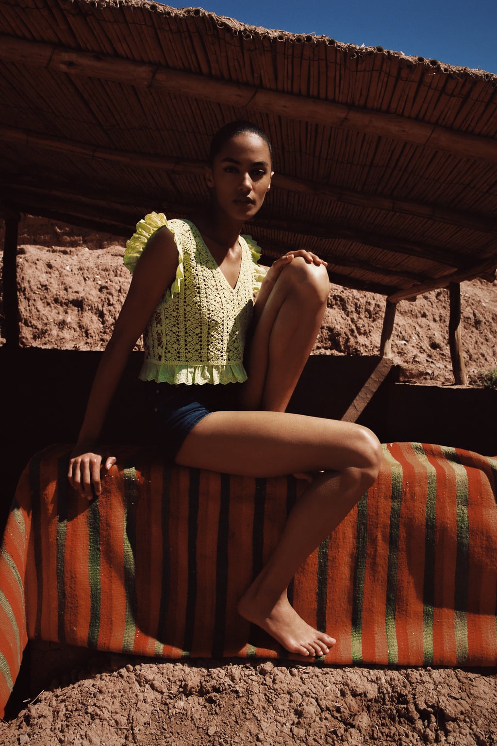 Aunque el blanco y el beige son los colores preferidos del crochet, hay vida más allá de esos tonos infalibles. El verde lima es perfecto para resaltar las pieles bronceadas. Top calado de Zara (19,99 euros)