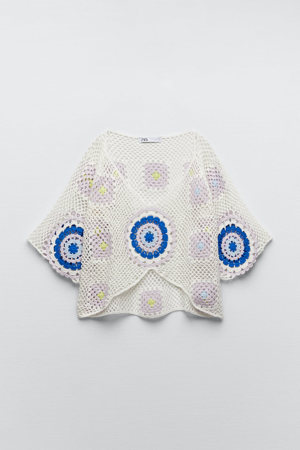 El crochet consigue imprimir en cualquier prenda un aire boho muy sofisticado. La forma más sencilla de llevarlo a la práctica es elegir un top con mangas anchas. Top de crochet de Zara (39,99 euros)