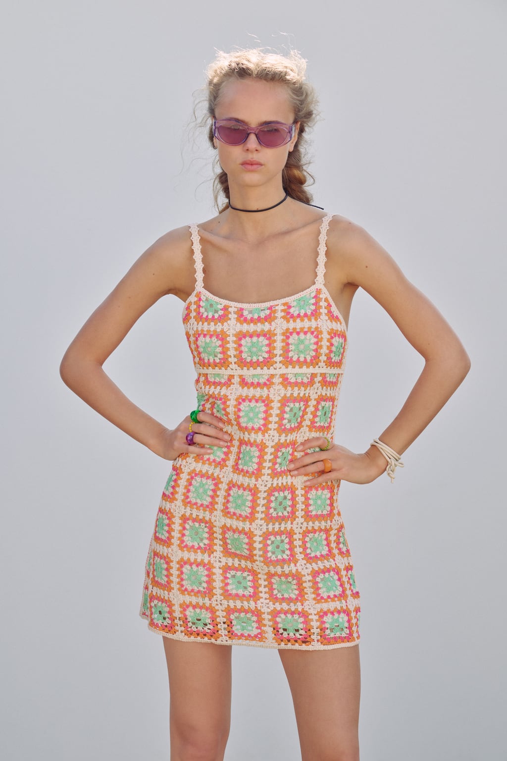 La opción más fresca es este divertido vestido totalmente confeccionado en crochet. El color coral se alía con el verde menta para crear un diseño compeltamente refrescante. Vestido de tirantes de Zara (29,99 euros)