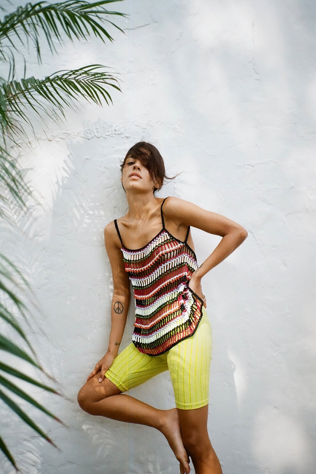 Un simple top de tirantes es más que suficiente para sacarle partido a esta tendencia. Top de rayas con detalles de pedrería de Zara (39,99 euros)