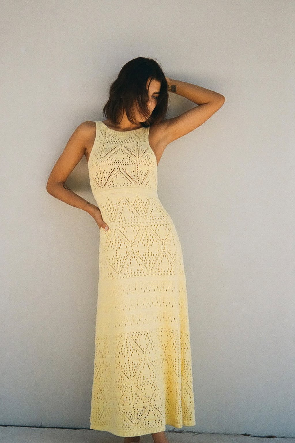 Podríamos afirmar que estamos ante uno de los vestidos más bonitos de la temporada. Sin mangas, completamente calado, largo y con un espectacular color amarillo pastel. Vestido de Zara (29,99 euros). 