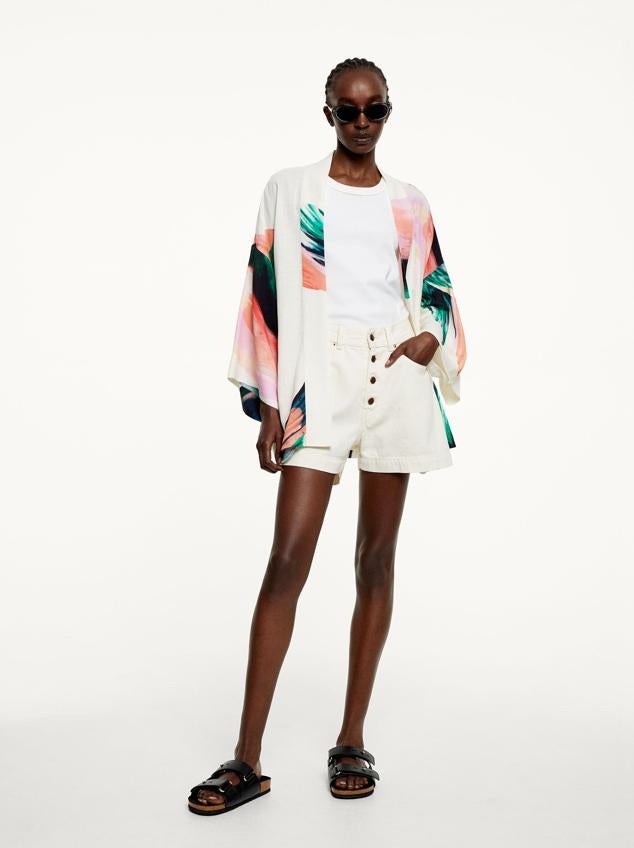Kimono de manga larga elaborado en lino con un estampado muy sutil y elegante que queda ideal con tus total looks blancos, tan apetecibles en verano. Precio: 35.99 euros.
