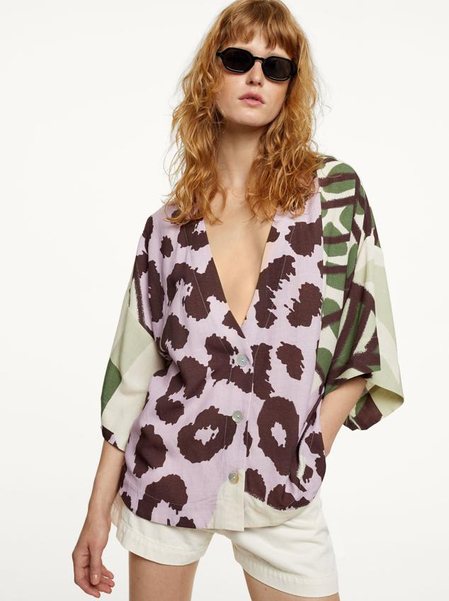 Kimono estampado elaborado en lino, manga 3/4 y cierre delantero con botones. Ideal para darle un toque moderno a tus looks más veraniegos. Precio: 35.99 euros.