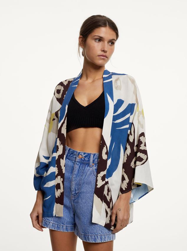 Kimono abierto estampado con lino, fresquito para las altas temperaturas y perfecto tanto para llevar a la playa como a tomar algo con tus amigas al chiringuito. Precio: 32.99 euros.