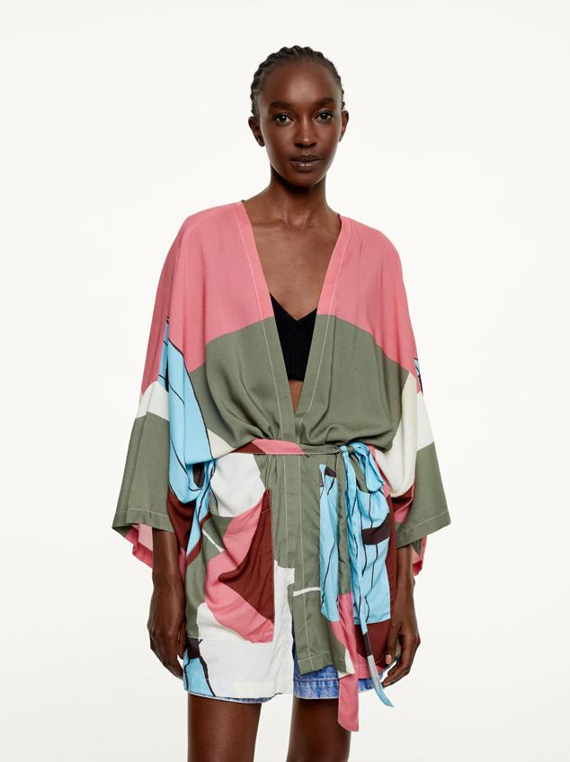 Kimono estampado 100% EcoVero con manga larga y cierre frontal con cinturón. Tiene dos bolsillos delanteros y queda perfecto para completar tu look nocturno más veraniego. Precio: 25.99 euros.