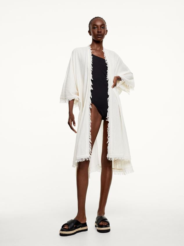 Kimono abierto con flecos y manga 3/4 disponible en dos colores: blanco y amarillo. De estilo boho, este kimono queda perfecto con tus pantalones fluidos o tus shorts. Precio: 22.99 euros.