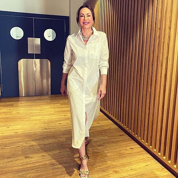 Ana Milán combinó el vestido con sandalias doradas y un collar rosa.