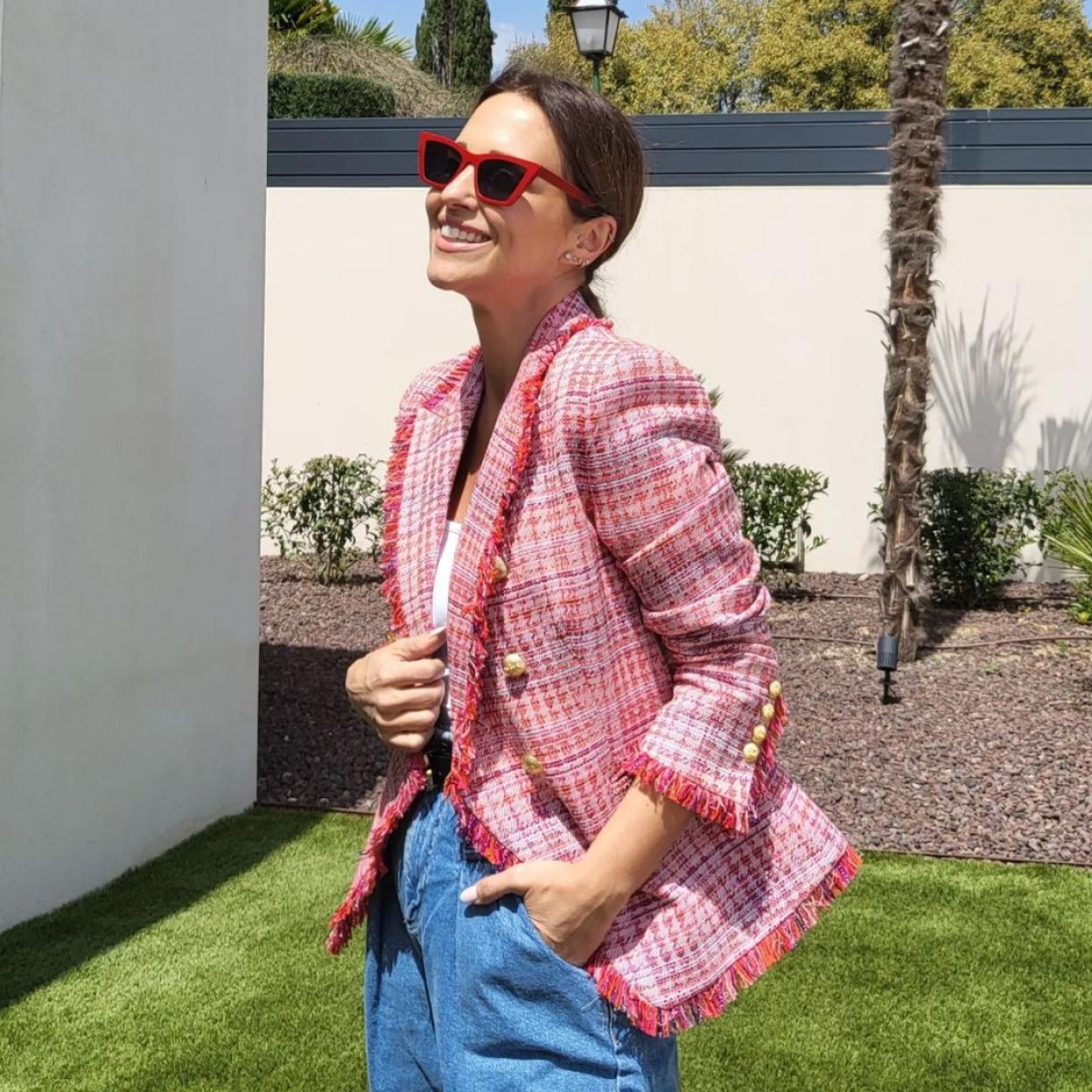 Pauala Echevarría con blazer estilo Chanel. 