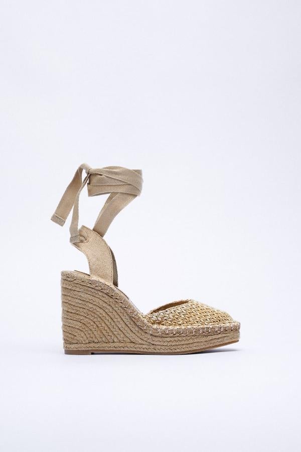 Es un modelo todoterreno de  Zara  que combina con todo. Te las podrás poner de día, de noche y en cualquier momento y ocasión. Además, gracias a su tono natural, podrás combinarlas tanto con tonos neutros como con los colores de moda. 