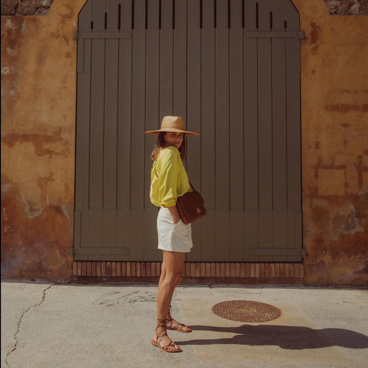 enemos el estilismo low cost de camisa y sandalia plana más favorecedor de la temporada que hace tipazo y encima es super cómodo
