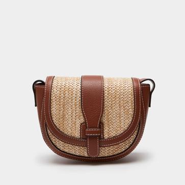 Imagen secundaria 1 - enemos el estilismo low cost de camisa y sandalia plana más favorecedor de la temporada que hace tipazo y encima es super cómodo