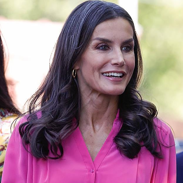 La reina Letizia estrena unas alpargatas de cuña rosas ideales, originales y cómodas en la Feria del Libro que vas a querer copiar