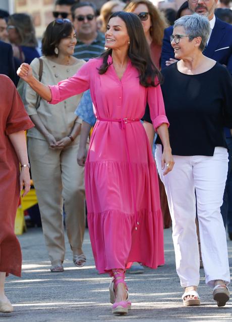 Imagen - La reina Letizia con un vestido rosa y unas alpargatas de cuña a juego. / GTRES