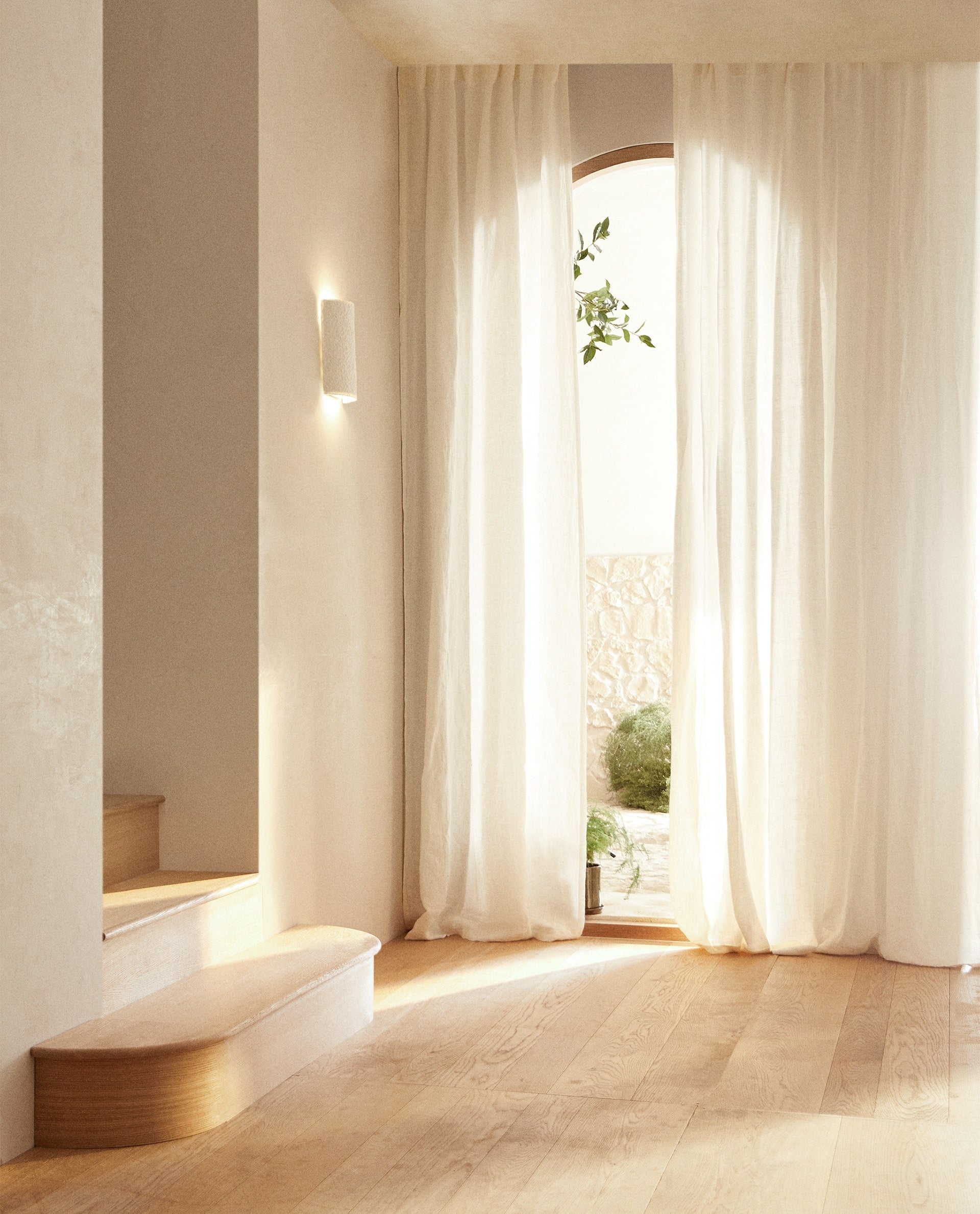 Virginia Gasch nos recomienda "rodéate de luz natural, está demostrado que afecta a nuestro estado de ánimo. En este sentido la tendencia es buscar maximizar la luz natural en los espacios tanto en distribución del espacio como en la orientación del mobiliario. Para reforzar la sensación de luz, podemos utilizar luz artificial cálida y leds, que crearán ambientes agradables que inviten a la calma". ¿Una apuesta segura? Las cortinas de lino de Zara Home, que permiten entrar la luz natural sin quitar intimiadad, y cuestan 59.99 euros.