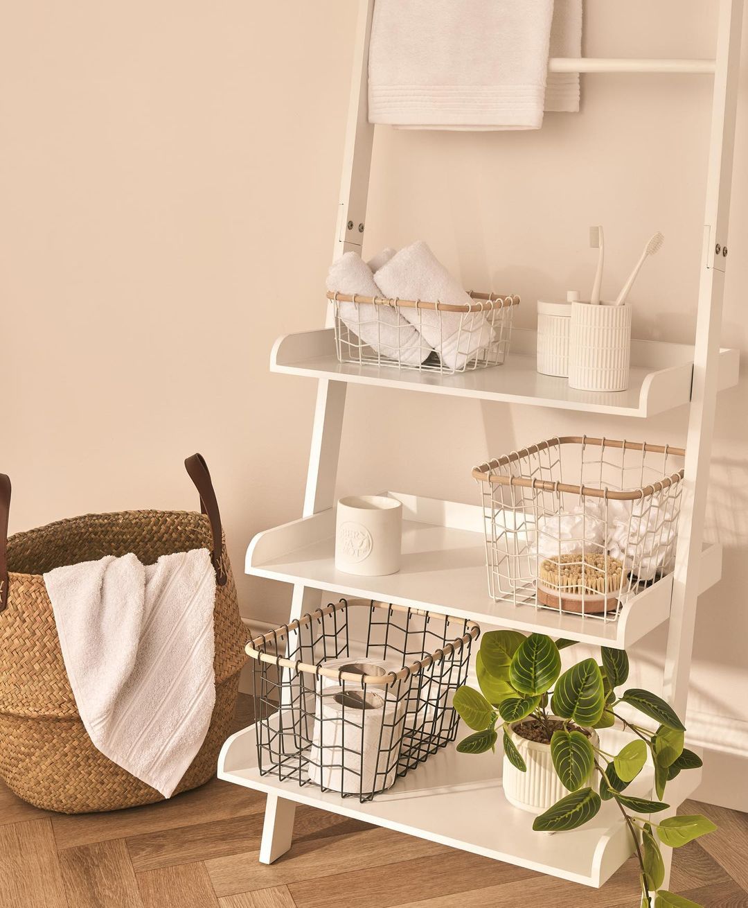 En este caso, las cestas son metálicas para que puedes ver con facilidad qué hay dentro. Cuestan 2.50 euros.