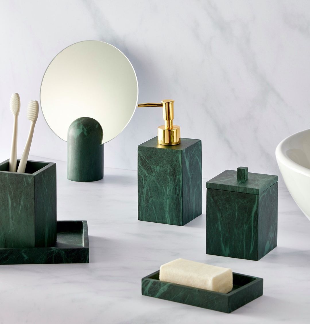 Elegante, sofisticado, con un toque clásico pero de plena tendencia... Este juego de accesorios de baño con acabado efecto mármol y detalles en dorado es perfecto para el baño principal. Desde 4 euros la pieza.