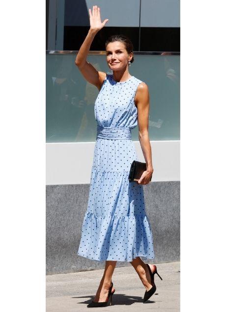 Imagen - La reina Letizia durante el acto con un vestido azul de lunares negros. / GTRES