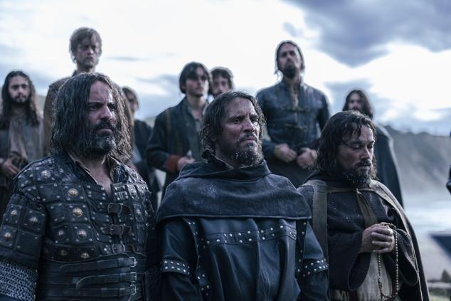 Álvaro Morte (La casa de papel) y Rodrigo Santoro (Love Actually) interpretan a Elcano y Magallanes en esta serie que narra la historia de la primera vuelta al mundo, coincidiendo con el quinto centenario de la expedición. Una superproducción dirigida por Simon West (Tomb Rider) que mostrará una de las mayores hazañas de la Historia, la de un grupo de marineros en un viaje hacia lo desconocido. Compuesta por seis episodios, en el reparto encontramos a otros intérpretes españoles como Sergio Peris-Mencheta, Adrián Lastra, Pepón Nieto y Bárbara Goenaga. 