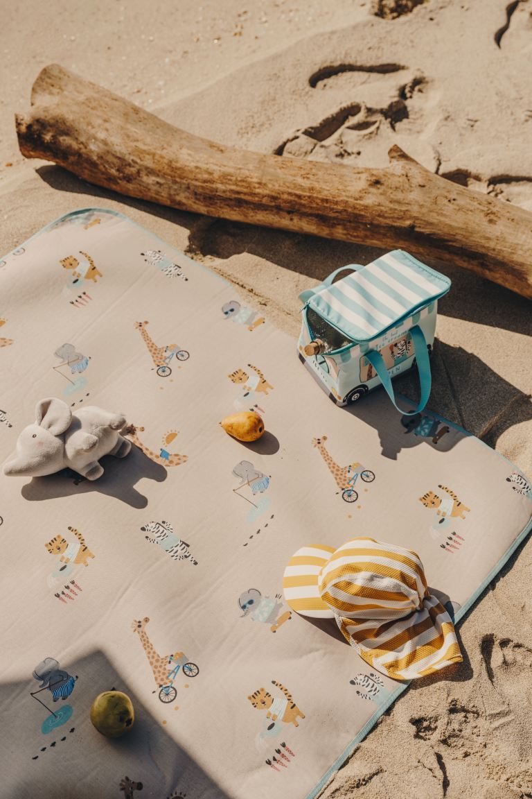 El verano no sería verano si no pudiéramos disfrutar de un buen picnic, un plan que, además, encanta a los más pequeños. Y más, si pueden llevar su almuerzo en una nevera portátil tan chula como esta, que cuesta 12.99 euros.