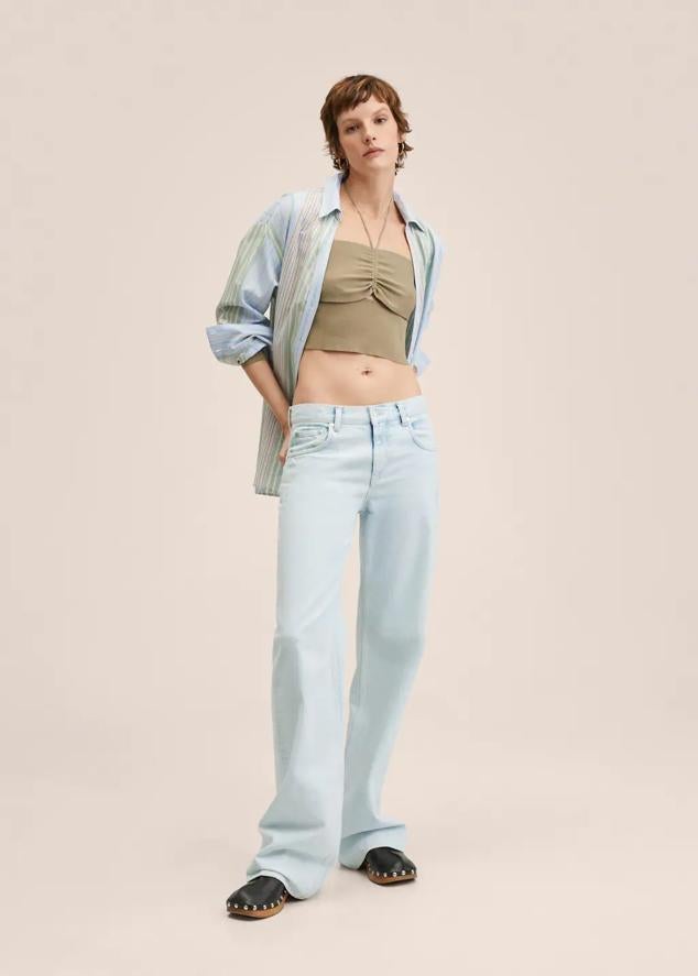 Jeans bajos con corte ancho y extralargos. Están disponibles en tres tipos de azul, de más claro a más oscuro. Precio: 19,99 euros.