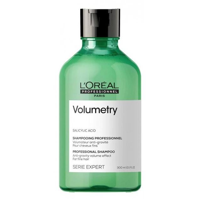 Suavidad y ligereza, eso es lo que conseguirás con Volumetry Champú de L´Oréal París. Un producto diseñado especialmente para cabellos finos sin volumen que contiene Intra Cyclane 99, un activo que rellena el cabello reforzando la estructura del corte. También contiene Hydralight, que nutre e hidrata el cabello y Ácido Salicílico que elimina los restos de sebo y mantiene puro el cabello.