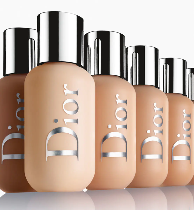 Dior Backstage Face and Body Foundation es el secreto de los maquilladores de la maison para crear una tez impecable al instante con un resultado profesional. Aporta un acabado luminoso con cobertura edificable: desde el más natural hasta un acabado de alta cobertura. Precio: 42 €.