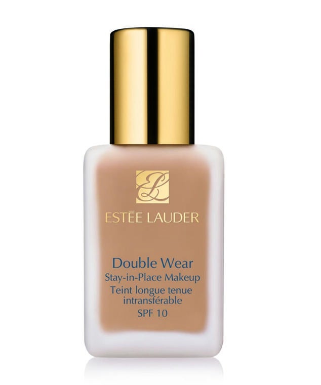 Estée Lauder Maquillaje Double Wear es un maquillaje de lujo de cobertura media que, además de ser adaptable a la piel y ligero al aire, también regula el sebo facial. Además, protege del sol gracias a su índice SPF +10, resistente al agua y la humedad. Precio Habitual: 45 €.