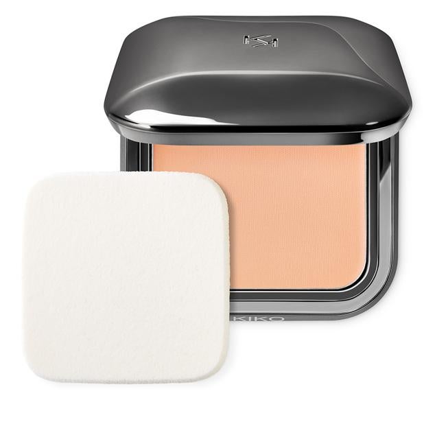 Kiko presenta una base de maquillaje compacta en crema emoliente e iluminadora con SPF 20, ideal para pieles de normales a secas. Precio: 13,99 €.