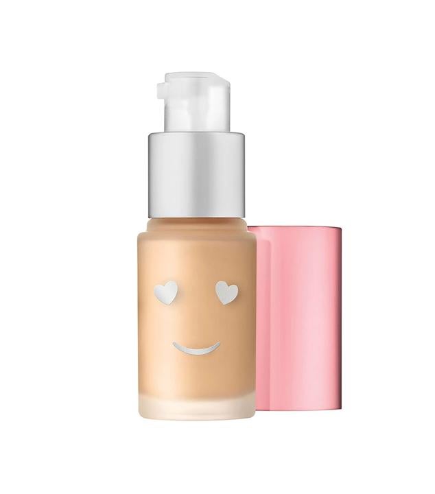 Hello Happy de Benefit Cosmetics es una base de maquillaje muy ligera de cobertura media, que envuelve la piel con un acabado natural. Lucirás radiante y con un rostro iluminado. Precio: 16,99 €.