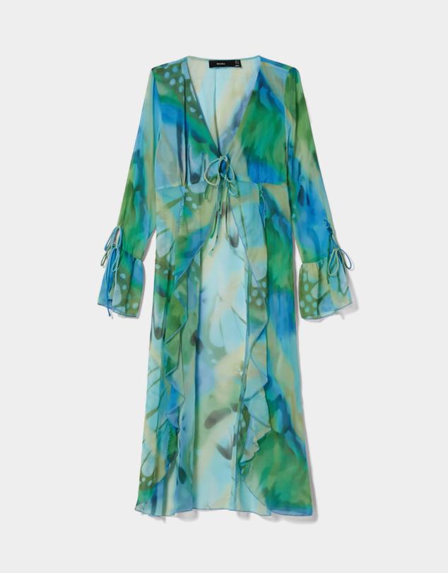 Es la versión más fluida y sexi del caftán, sobre todo por sus aberturas. Su print de mariposa y sus volantes lo hace aún más estival, podrás hacerte con el en Berskha. Precio: 35,99 €.