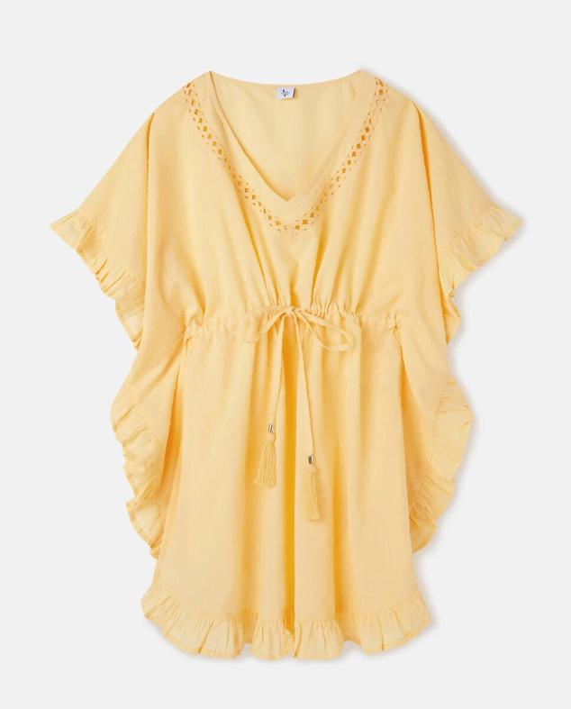 Tu bronceado brillará aún más con este caftán en amarillo de algodón con múltiples calados de LT. Precio: 35,99 €. 