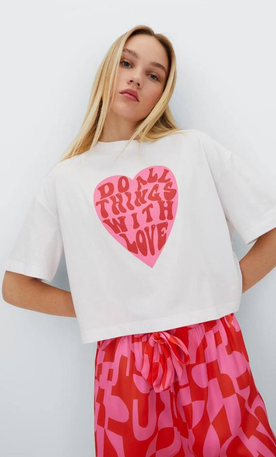 Camiseta blanca de manga corta con estampado de corazón y texto a contraste, de Stradivarius. Puedes comprarla a 9,99 euros.